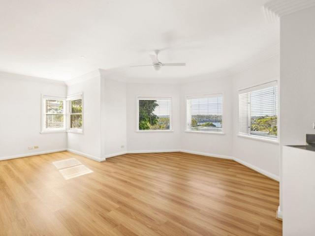 Expansive harbour outlook, elegant family scale