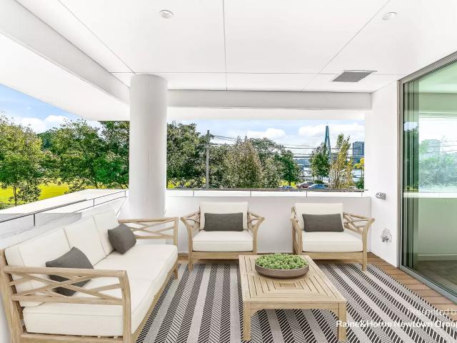 Expansive harbour side living