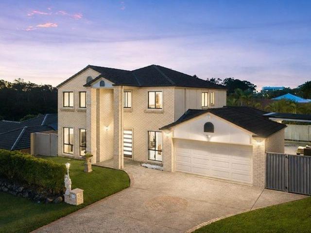 EXPANSIVE & IMMACULATE FAMILY HOME MULTIPLE LIVING AREAS WALK TO GRIFFITH UNI, HOSPITALS & LIGHT RAIL