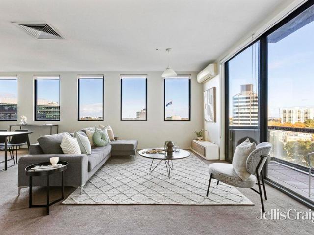 Expansive inner city living with the bay in sight