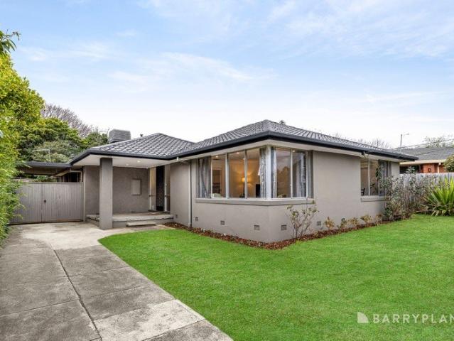 Expansive Open Living and Elevating Indoor Outdoor Space in a Prime Pocket
