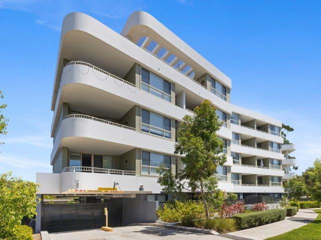 Expansive Low Maintenance Living & Convenience