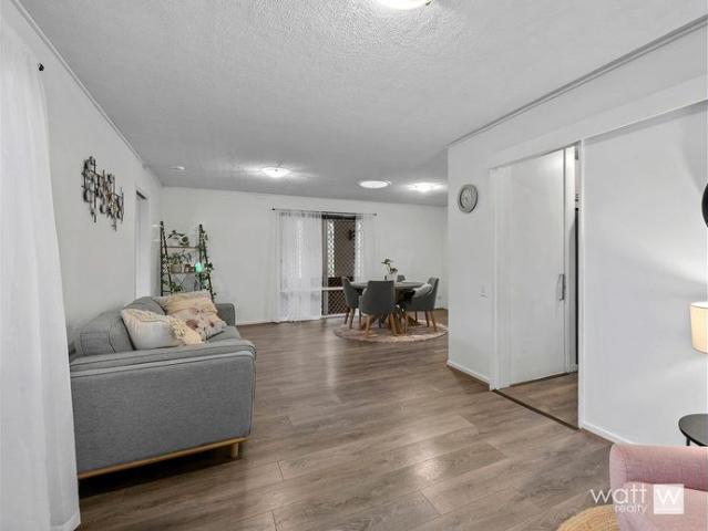 Expansive Lowset Living! Break lease at $750/week, increasing on 11/01/2027