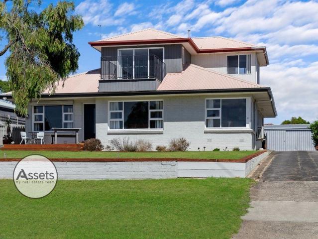 Expansive Living & Bay Views