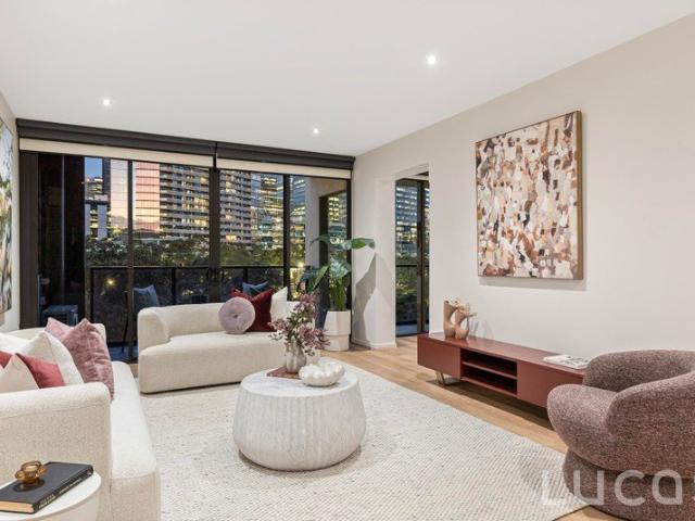 EXPANSIVE LIVING IN THE HEART OF DOCKLANDS