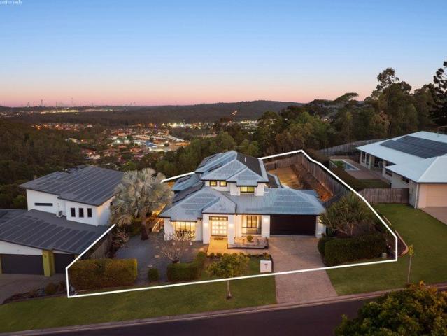 EXPANSIVE LIVING, RESORT STYLE ENTERTAINING & SKYLINE VIEWS