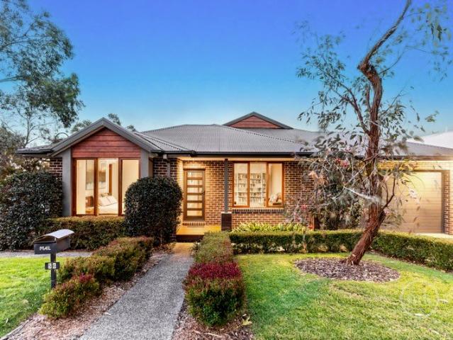 Expansive Luxury Living, Opposite The Park!