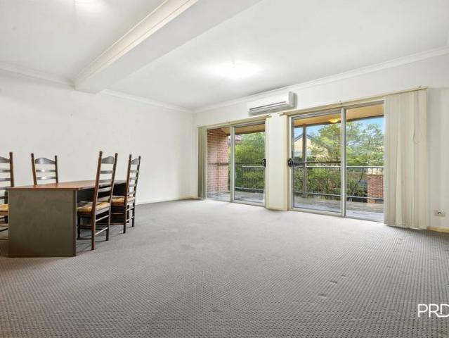 Expansive Modern Townhouse in Prime Location