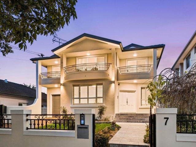 Expansive North to Rear Family Entertainer in a Prized Golden Mile Address