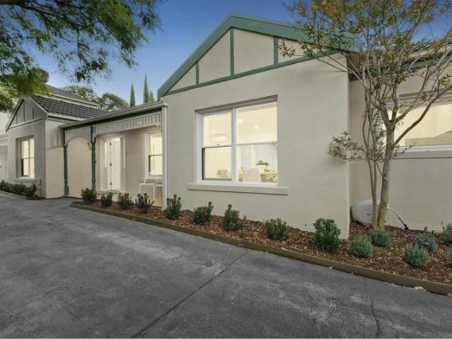EXPANSIVE SINGLE LEVEL ON THE EDGE OF THE STRIP!
