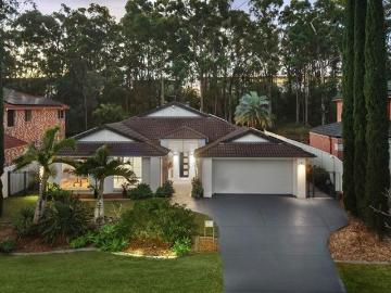 EXPANSIVE SINGLE LEVEL FAMILY HOME BACKING ONTO TRANQUIL RESERVE MULTIPLE LIVING AREAS WALK TO GRIFFITH UNI, HOSPITALS & LIGHT RAIL