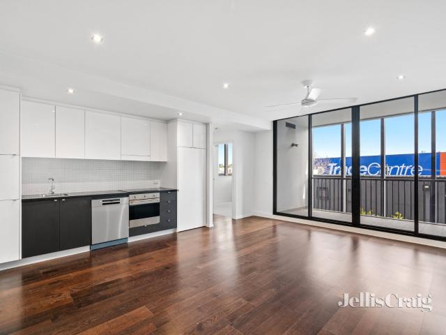 Expansive, Sunlit Two Bedroom Residence In A Serene Riverside Location