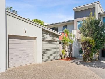 Expansive Parkside Residence Offering Space, Views & Effortless City Accessibility