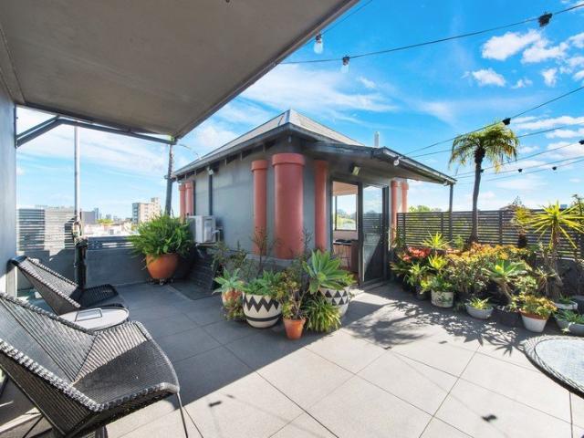 Expansive Penthouse Living in the Heart of Neutral Bay
