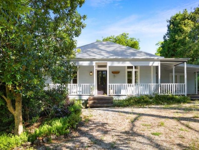 Expansive Queenslander nestled on lifestyle acreage
