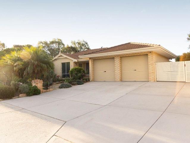 EXPANSIVE, RELAXED LIVING IN A PREMIER POSITION