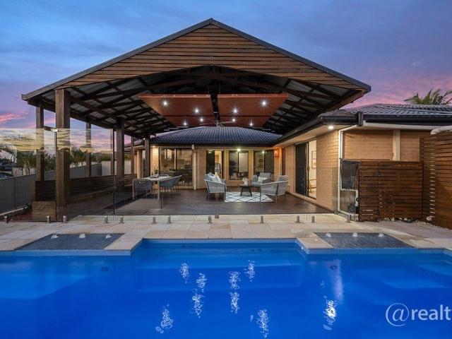 EXPANSIVE & RENOVATED 392m2 ENTERTAINER'S DREAM WITH MOUNTAIN VIEWS + CARAVAN SPACE!