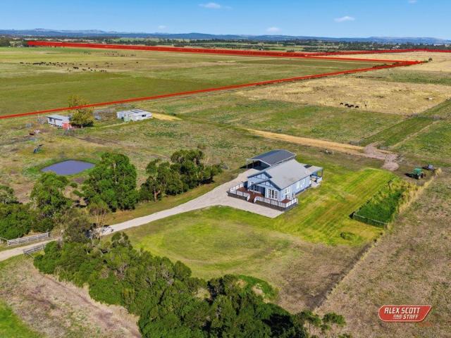 Expansive Rural Lifestyle with Outstanding Infrastructure & Water Views