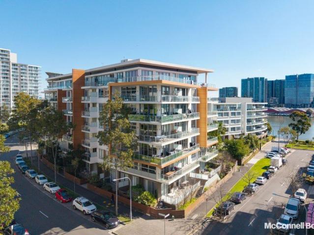 EXPANSIVE WATERVIEW APARTMENT WITH A HUGE STUDY