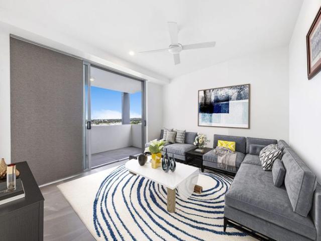 Expansive Waterfront Living in Birtinya