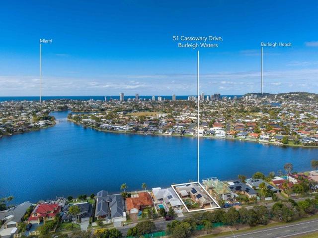 EXPANSIVE WATERFRONT LIVING IN THE HEART OF BURLEIGH WATERS