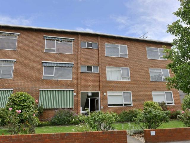 Expansive Top Floor Position within the Heart of Hawthorn
