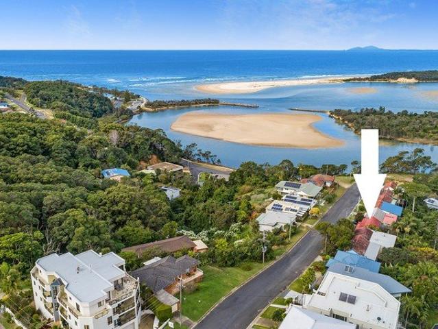 Expansive Two Storey Home Close to Beach