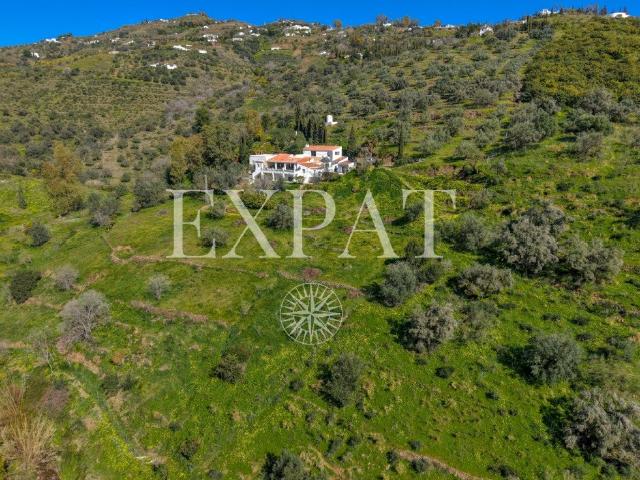 Expat Real Estate presenta esta auténtica finca con piscina. 228m² Cómpeta