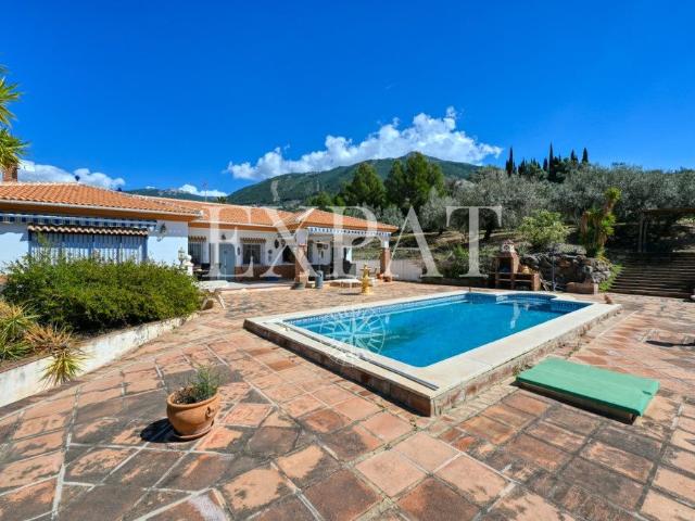 Expat Real Estate presenta esta casa de campo con piscina, a. 258m² Alcaucín
