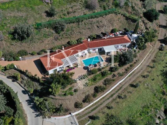 Expat Real Estate presenta esta impresionante villa con pisc. 199m² Arenas