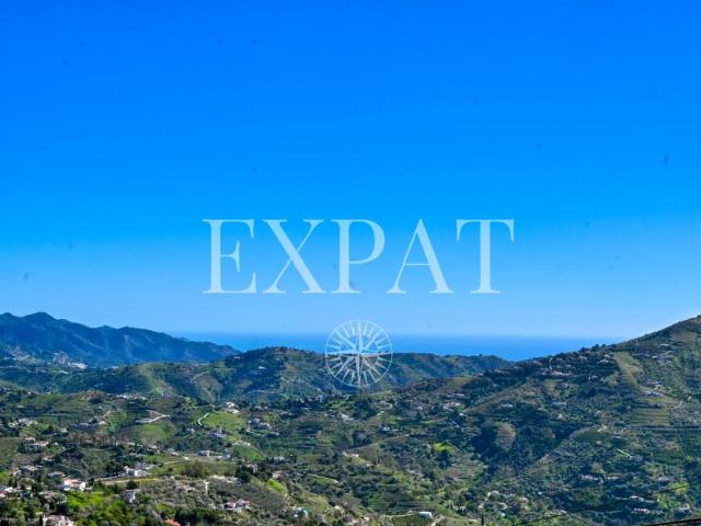 Expat Real Estate presenta esta propiedad de campo con dos c. 231m² Cómpeta
