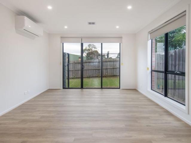 EXPERIENCE A STUNNING MODERN LIFESTYLE