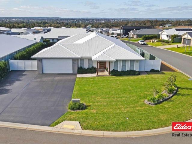 EXPERIENCE EFFORTLESS LUXURY IN PRIZED GOLF COURSE SETTING