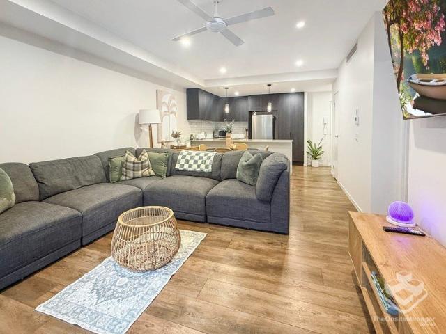 Experience Elevated Living: Luxurious 2 Bedroom Apartment in Prime Helensvale Location!