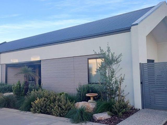 STYLISH 3 BEDROOM UNIT WITHIN PALM LAKE RESORT