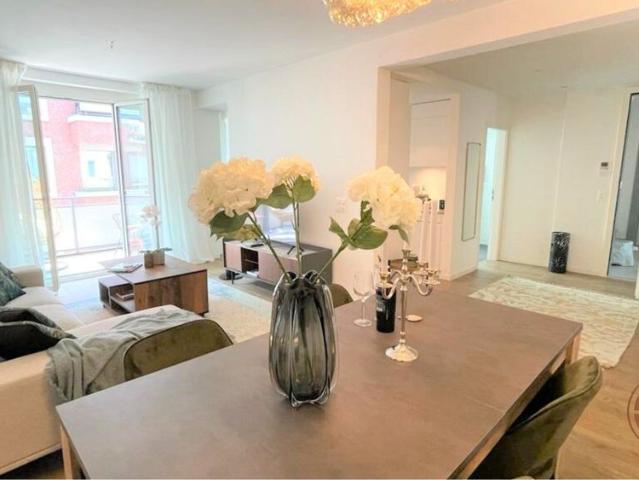 EXPERIENCE STYLISH LIVING JUST STEPS FROM LAKE ZURICH