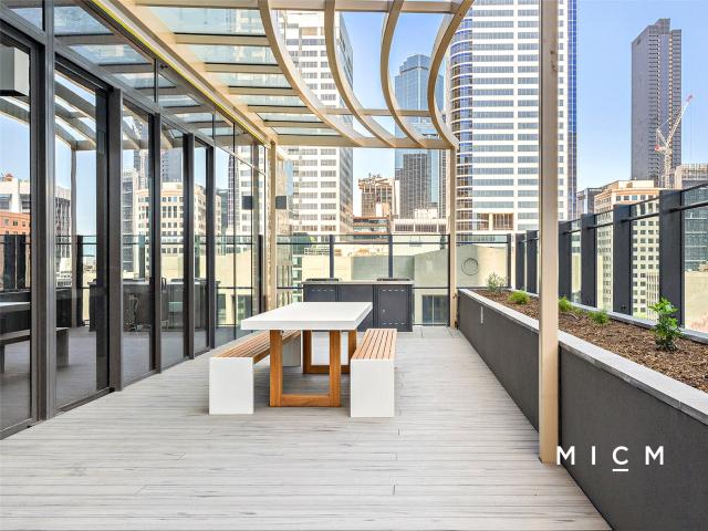 Experience the best that Melbourne has to offer with this Luxurious 3 bedroom, 2 bathroom apartment plus carpark