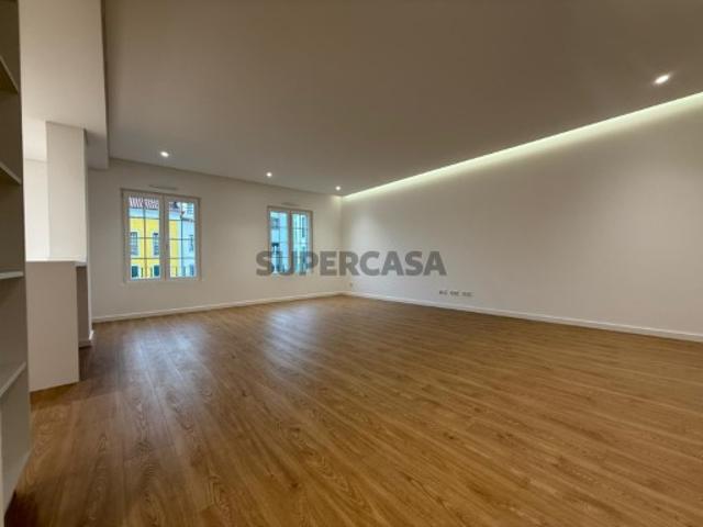 T2 no Neudel Novo: Espetacular Apartamento Novo com Acabamentos de Alta Qualidade