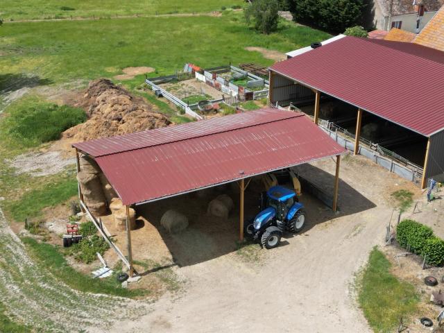 Exploitation agricole de 100 ha avec gîte, bâtiments d'éleva. 155m² La Berthenoux