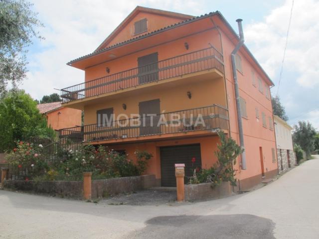 Explorar a possibilidade de Turismo com esta impressionante casa com 9 quartos e 3 pisos, que tem parcelas de terreno adicionais situadas nas proximidades