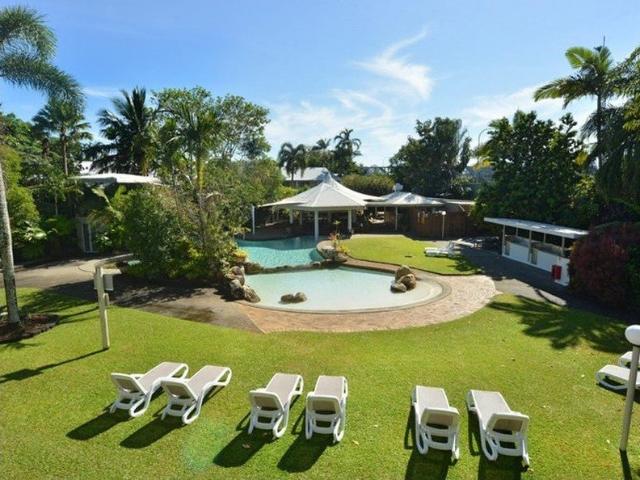 EXPLORE. FURNISHED STUDIO APARTMENT OVERLOOKING THE POOL ELECTRICITY INCLUDED