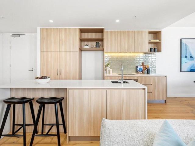 Sophisticated two bedroom retreat with uninterrupted city & sunset vistas