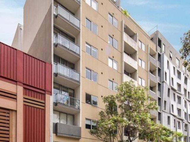 Stylish city fringe living on the edge of the CBD