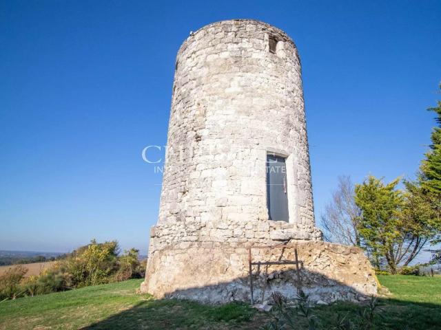 La Maison du Moulin, perchée au sommet d'une colline, offre. 199m² Duras