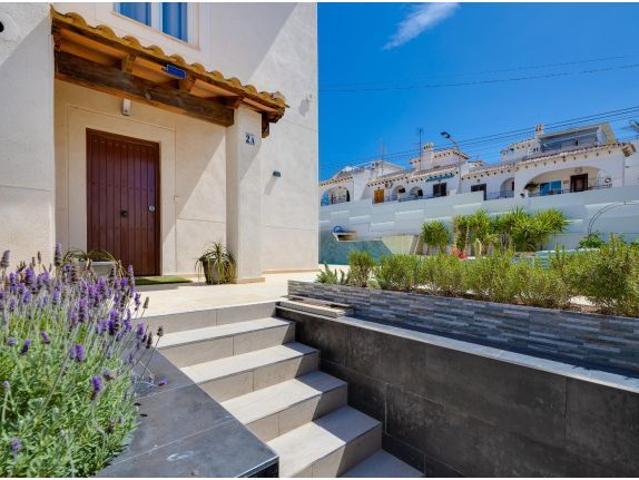 Exquisita Villa Reformada con Piscina Privada en Torrevieja – ¡Lista para Entrar a Vivir!