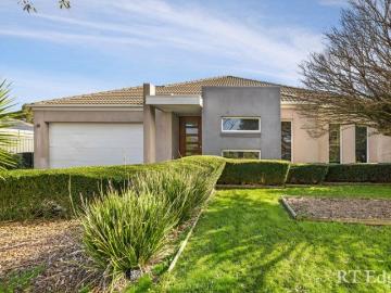 Exquisite 3 Bedroom plus Study!