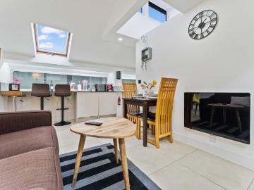 Exquisite 2Bedroom Penthouse+FreeParking Has an Apartment