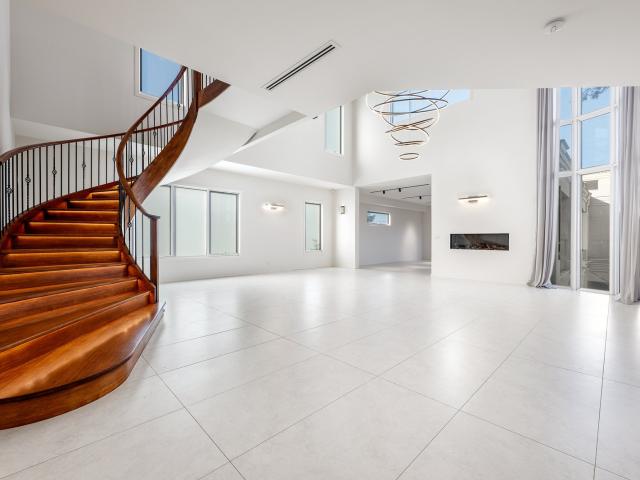 Exquisite 5 Bedroom Haven of Luxury and Elegance!