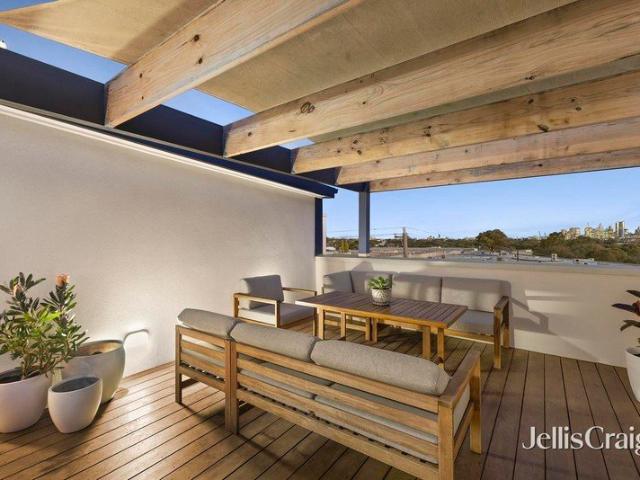 Exquisite contemporary living just steps from Merri Creek