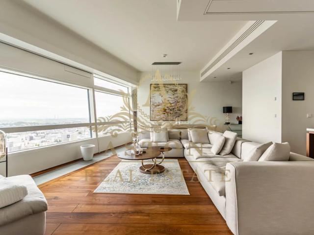 Exquisite apartment on 39th floor on Złota 44